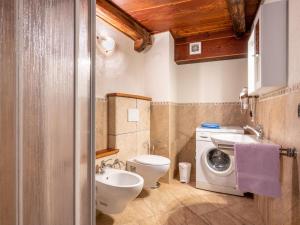 Koupelna v ubytování Apartment Les Cors-2 by Interhome