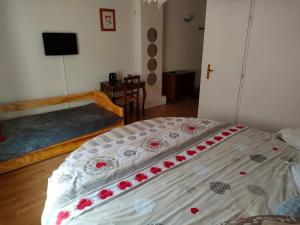 Postel nebo postele na pokoji v ubytování Hôtel Les Remparts