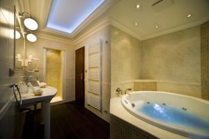 un ampio bagno con vasca e lavandino di Hotel Stefanik a Myjava