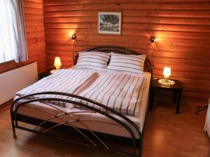 Tempat tidur dalam kamar di Apartment Ferienpark Himmelberg-2 by Interhome