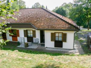 une petite maison blanche avec un toit marron dans l'établissement Holiday Home Elke's Traum by Interhome, à Frankenau