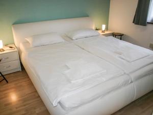 - un grand lit blanc avec 2 oreillers dans l'établissement Holiday Home Elke's Traum by Interhome, à Frankenau