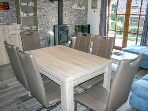 - une table et des chaises en bois dans l'établissement Holiday Home Elke's Traum by Interhome, à Frankenau