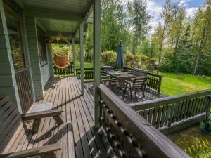 une terrasse couverte avec des bancs et des tables sur une maison dans l'établissement Holiday Home Kotimäki by Interhome, à Hämeenlinna