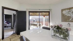 Posteľ alebo postele v izbe v ubytovaní Anju Villas Villas Vistas del Mar