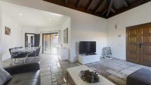 Televízia a/alebo spoločenská miestnosť v ubytovaní Anju Villas Villas Vistas del Mar