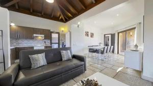 Posedenie v ubytovaní Anju Villas Villas Vistas del Mar