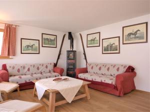 Posezení v ubytování Apartment Chesa Dal Luf B6 by Interhome