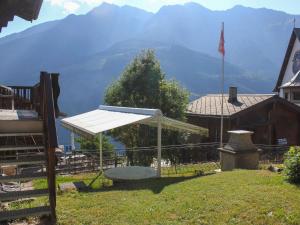 einen Pavillon mit Bergblick in der Unterkunft Holiday Home Ferienhaus Godo by Interhome in Mörel