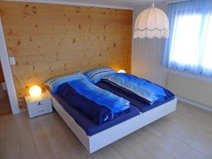 Holiday Home Ferienhaus Godo by Interhome tesisinde bir odada yatak veya yataklar