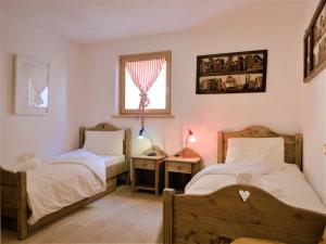 席爾瓦普拉納的住宿－Apartment Chesa Dal Luf B6 by Interhome，一间卧室设有两张床和窗户。