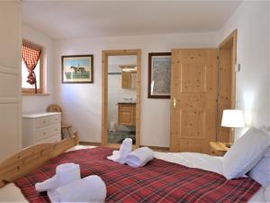 um quarto com uma cama grande e toalhas em Apartment Chesa Dal Luf B6 by Interhome em Silvaplana