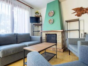Una sala de estar con un sofá y una chimenea. en Holiday Home Laurel by Interhome, en Torredembarra