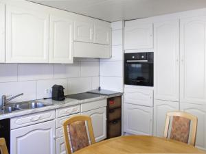 Holiday Home Ferienhaus Godo by Interhome tesisinde mutfak veya mini mutfak