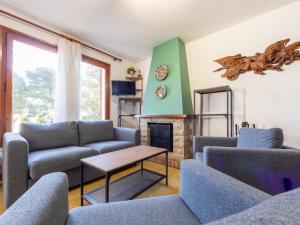 Una sala de estar con sofás y chimenea. en Holiday Home Laurel by Interhome, en Torredembarra 16 fotos más