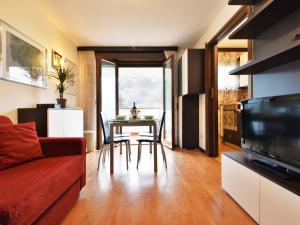 - un salon avec un canapé et une table avec des chaises dans l'établissement Apartment Enrosadira-6 by Interhome, à Alba di Canazei