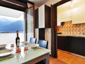 - une cuisine avec une table et une bouteille de vin dans l'établissement Apartment Enrosadira-6 by Interhome, à Alba di Canazei