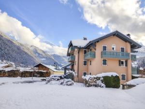 une maison avec de la neige devant elle dans l'établissement Apartment Le Parc du Mont Joly-2 by Interhome, à Saint-Gervais-les-Bains