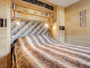 une chambre avec un grand lit dans une pièce dans l'établissement Apartment Le Parc du Mont Joly-2 by Interhome, à Saint-Gervais-les-Bains