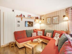 un salon avec un canapé et une table dans l'établissement Apartment Le Parc du Mont Joly-2 by Interhome, à Saint-Gervais-les-Bains