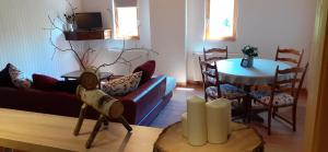 uma sala de estar com um sofá e uma mesa em L' appartement du Camping Hautoreille em Bannes