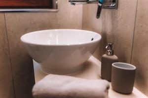 ein Badezimmer mit einem Waschbecken und Handtüchern auf der Theke in der Unterkunft Alpenherz Chalet in Elbigenalp