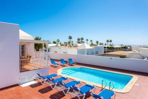 eine Villa mit einem Pool auf dem Dach in der Unterkunft Villa Candela in Puerto del Carmen