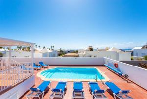 ein Swimmingpool auf dem Dach eines Hauses in der Unterkunft Villa Candela in Puerto del Carmen + 48 Fotos