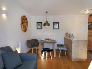 Kuchyň nebo kuchyňský kout v ubytování Apartment Chesa Palüdin 5 - Celerina by Interhome