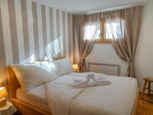 Säng eller sängar i ett rum på Apartment Chesa Palüdin 5 - Celerina by Interhome