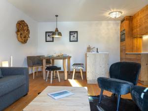 Posezení v ubytování Apartment Chesa Palüdin 5 - Celerina by Interhome