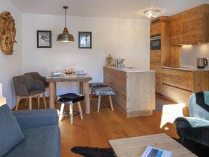 Kuchyň nebo kuchyňský kout v ubytování Apartment Chesa Palüdin 5 - Celerina by Interhome + 20 fotografií