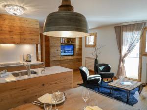 TV a/nebo společenská místnost v ubytování Apartment Chesa Palüdin 5 - Celerina by Interhome