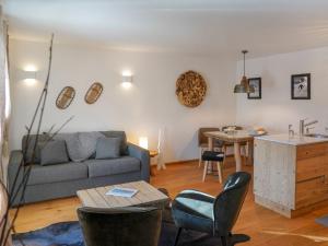 Posezení v ubytování Apartment Chesa Palüdin 5 - Celerina by Interhome