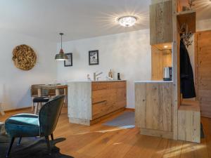 Kuchyň nebo kuchyňský kout v ubytování Apartment Chesa Palüdin 5 - Celerina by Interhome