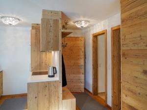 Kuchyň nebo kuchyňský kout v ubytování Apartment Chesa Palüdin 5 - Celerina by Interhome
