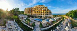 een luchtzicht op een hotel met een zwembad bij Marina White Sands Beach Hotel-All Inclusive in Obzor