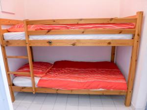 Palanda nebo palandy na pokoji v ubytování Apartment Les Flamants Roses-8 by Interhome + 22 fotografií