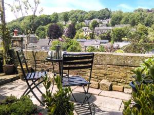 una mesa y sillas en la parte superior de un patio en 12 Rattle Row en Holmfirth