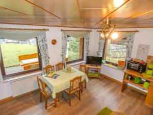 - une salle à manger avec une table et des chaises dans l'établissement Holiday Home Panoramablick by Interhome, à Piesau