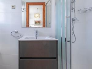 Et badeværelse på Holiday Home Desiree by Interhome