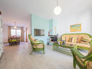 Et tv og/eller underholdning på Holiday Home Desiree by Interhome