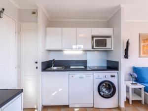 Kuchyň nebo kuchyňský kout v ubytování Apartment Les Rivages des Issambres-6 by Interhome