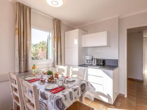 Kuchyň nebo kuchyňský kout v ubytování Apartment Les Rivages des Issambres-6 by Interhome + 21 fotografií