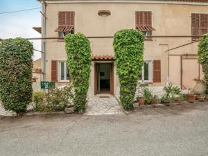 a building with green ivy on the side of it at Apartment Le Narcisse by Interhome in Cagnes-sur-Mer
