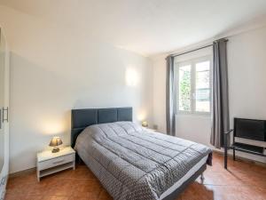 um quarto com uma cama grande e uma televisão em Apartment Le Narcisse by Interhome em Cagnes-sur-Mer