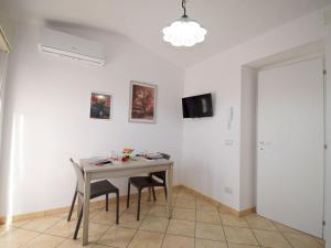 comedor con mesa, sillas y TV en Apartment Zagara SinAgo by Interhome en Lascari