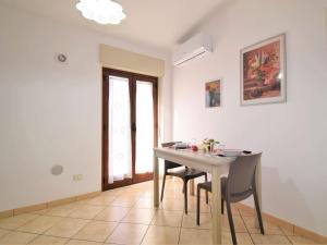 comedor con mesa y sillas en Apartment Zagara SinAgo by Interhome en Lascari