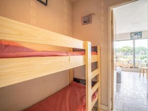 - deux lits superposés dans une chambre dans l'établissement Studio Le Grand Pavois-4 by Interhome, au Grau-du-Roi