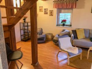 ein Wohnzimmer mit einem Sofa, Stühlen und einem Fenster in der Unterkunft Holiday Home Holiday Hill 67 by Interhome in Lauterwasser + 60 Fotos